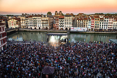 A Bayonne, la Fête de la musique rassemble une foule immense.