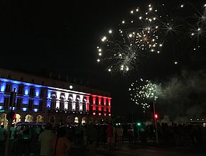 Le feu d'artifice du 14 juillet est tiré d’une barge sur l’Adour, entre l’Hôtel de Ville et le DIDAM. - Agrandir l'image (fenêtre modale)