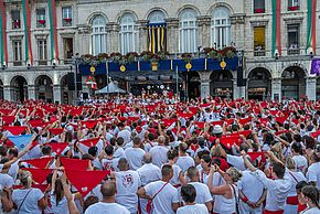 Des milliers de Festayres se rassemblent devant l'Hôtel de Ville pour assister à l'ouverture des Fëtes.